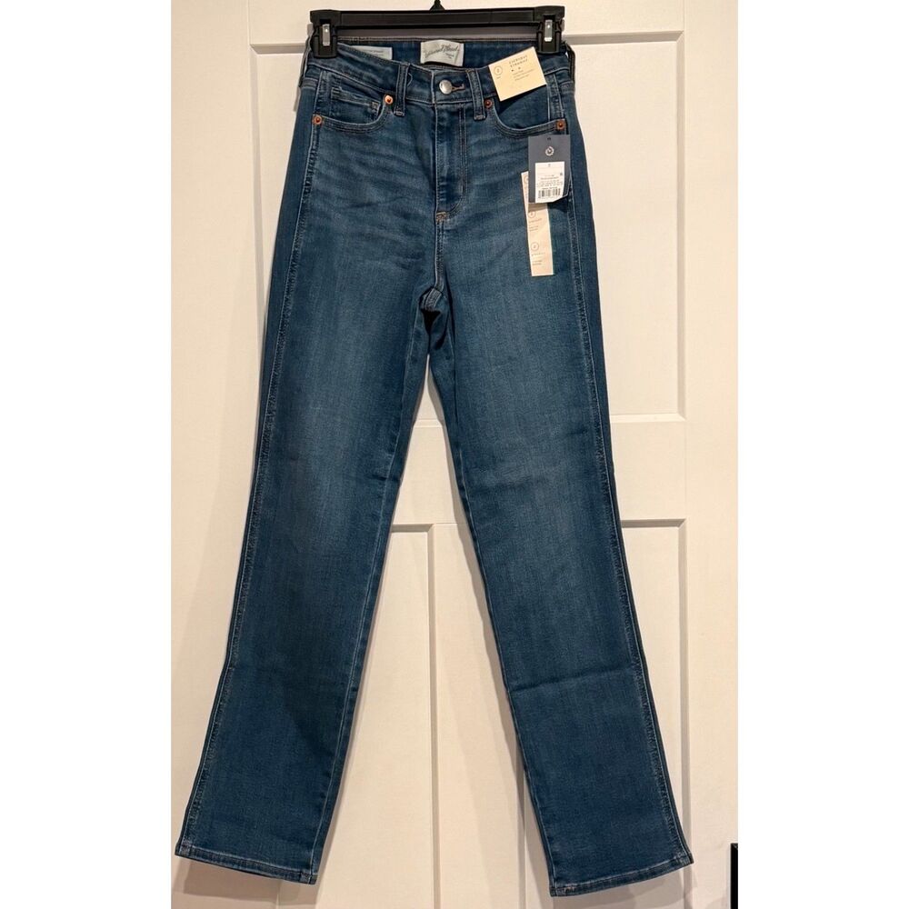 Universal Thread Women's Size 2 Curvy Straight Leg Jeans Medium Wash NWT